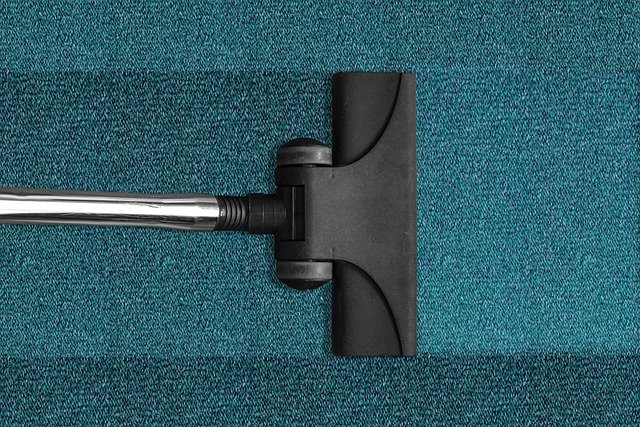 Jak vyčistit koberec od zápachu, skvrn i chlupů