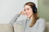 Žena poslouchá audioknihy zdarma